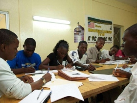 Estudantes trabalhando na Libéria.