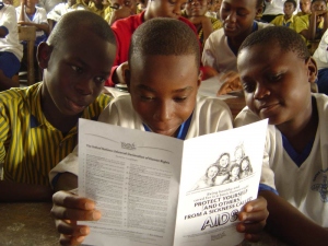 Youth for Human Rights fornece publicações e materiais para atividades	educacionais de grupo.