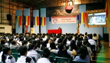 Youth for Human Rights International apresenta uma lição de direitos humanos a uma escola local.